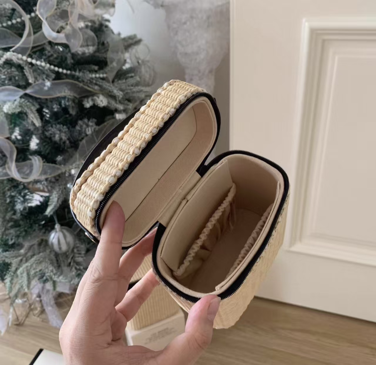 2026 case Lady Rattan-weaved Zipper Giveaway Bag Classic Cosmetic Beauty Pouch Makeup Organizer Storage Case with VIP Gift Box