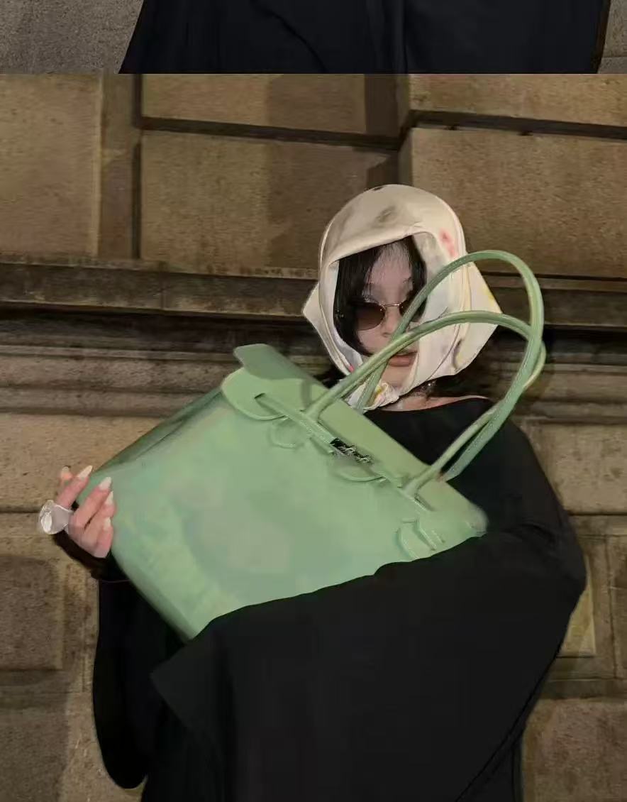 2026 new The same style of jelly bag a commuting tote bag for summer a fashionable transparent large-capacity underarm bag