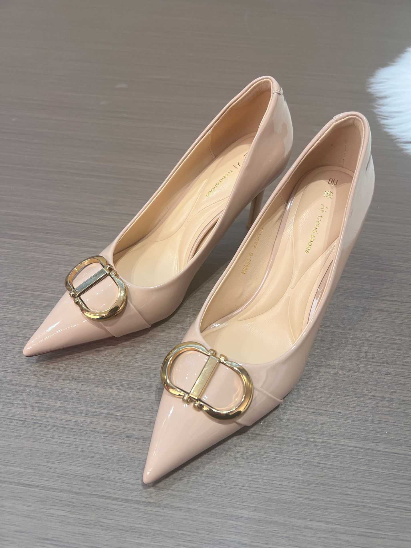 Women's side open style. Leather upper. One-piece design. Suitable for summer. Breathable and odor-free.J260521