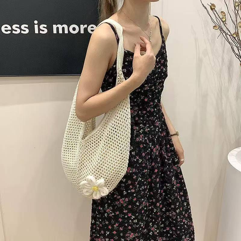 Large-capacity woven bag womens shoulder underarm bag for summer seaside leisure and vacation beach bag woven dumpling bag