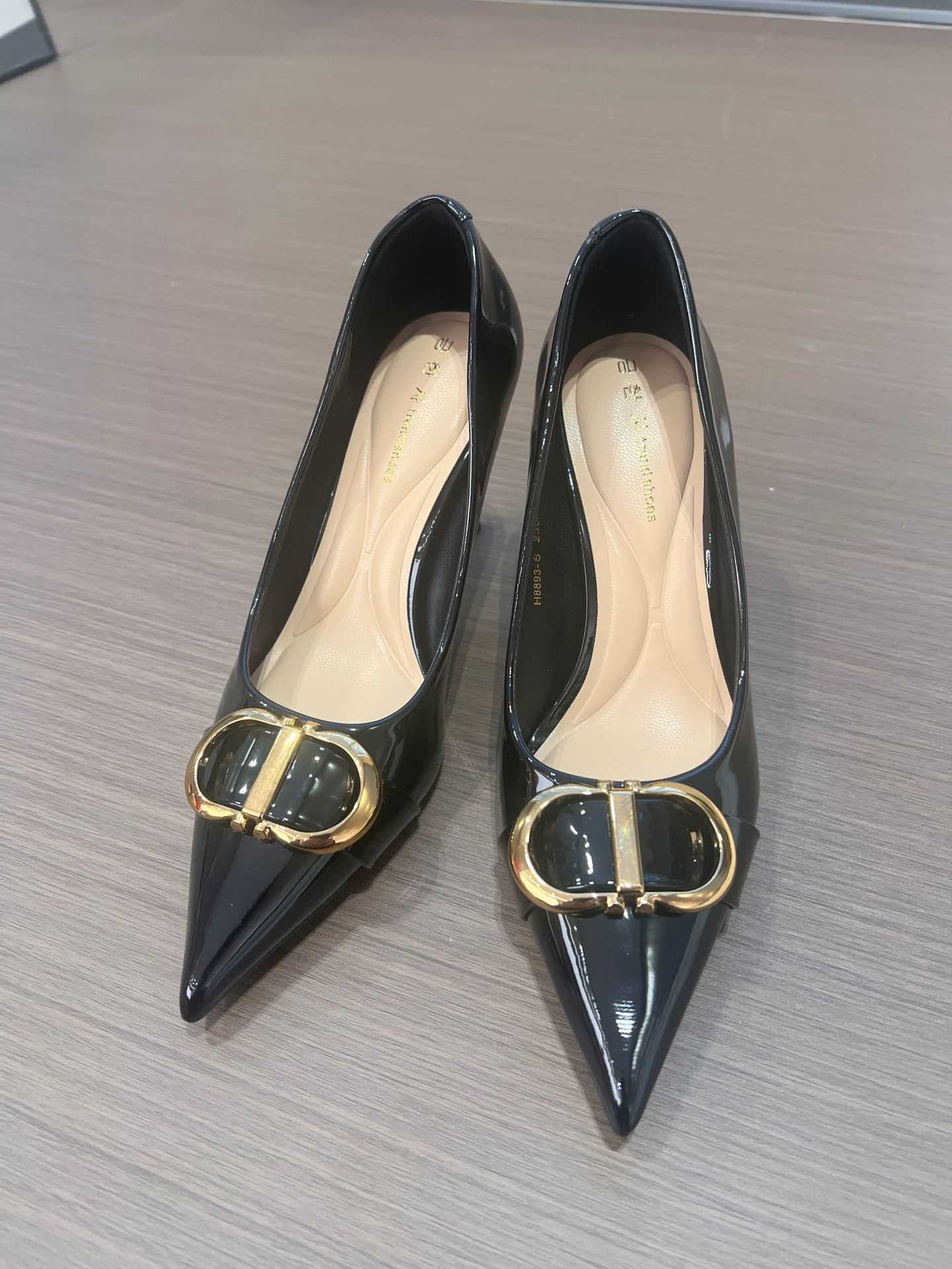 Women's side open style. Leather upper. One-piece design. Suitable for summer. Breathable and odor-free.J260521