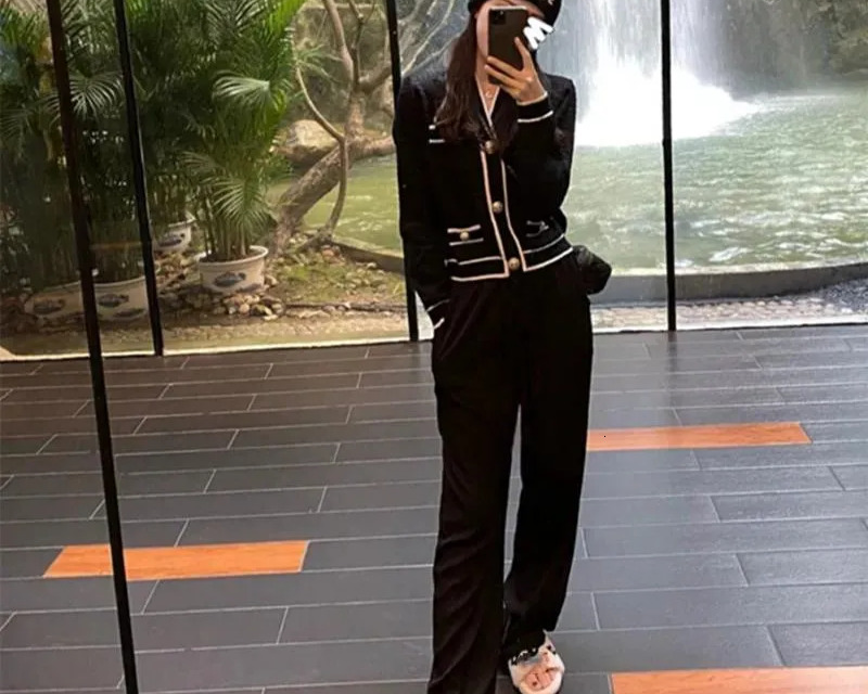Designer Women's Sports Suit Winter Knitted Two-piece Set Women's Elegant V-neck Patch Sweater Pants Set Red High-quality Women's Casua