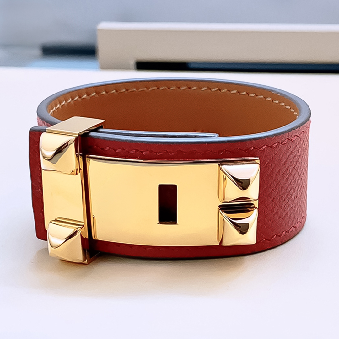 Designer Bracelet for Women Stainless Steel 18K Gold Plated Bangle Signature Leather Bangles Luxury Jewlery Designer for Women Elegant Free Shipping Buy One Get One