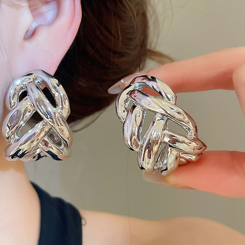 European and American style metal hollow-out Fried Dough Twists chain C-shaped earrings fashionable temperament ear jewelry - view 5