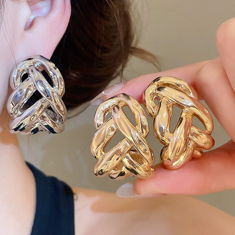 European and American style metal hollow-out Fried Dough Twists chain C-shaped earrings fashionable temperament ear jewelry - view 3