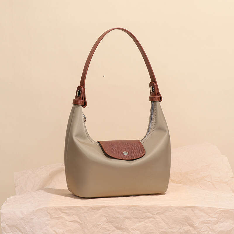 New nylon hand-carried lunch simple, stylish, casual dumpling bag, waterproof and practical shoulder/crossbody bag with flip cover
