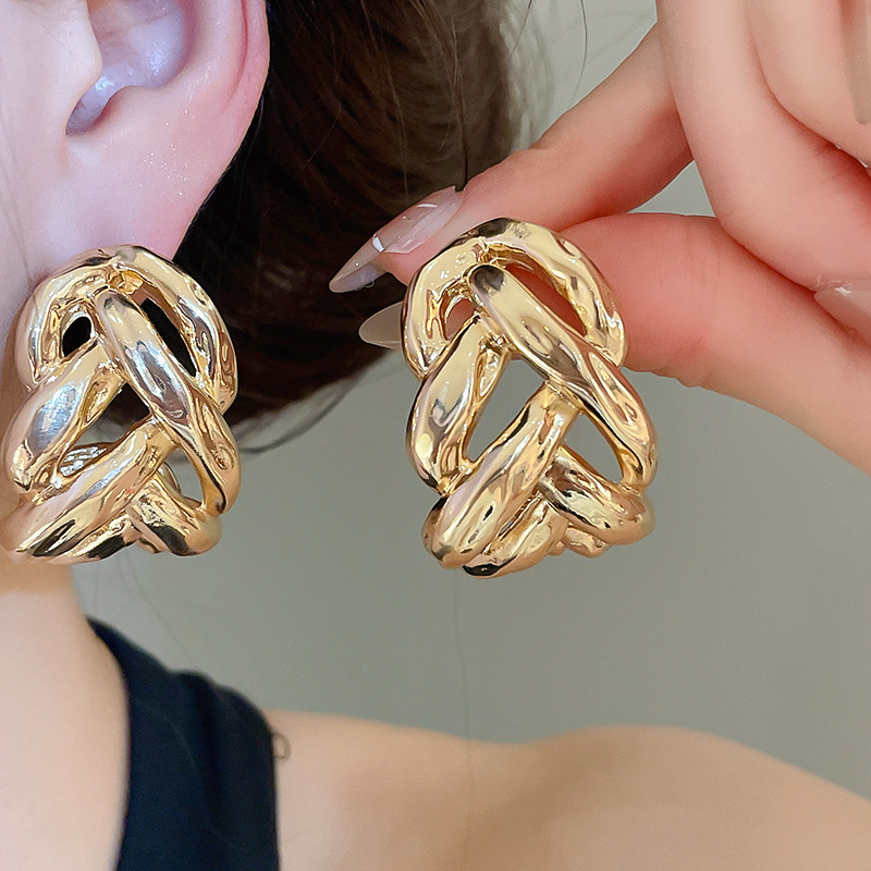 European and American style metal hollow-out Fried Dough Twists chain C-shaped earrings fashionable temperament ear jewelry - view 4