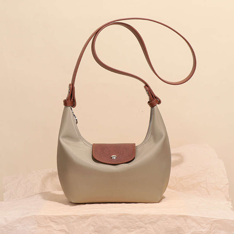 New nylon hand-carried lunch simple, stylish, casual dumpling bag, waterproof and practical shoulder/crossbody bag with flip cover