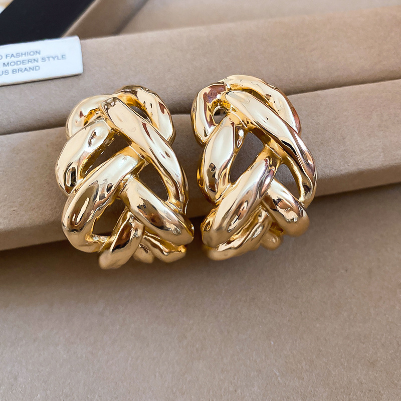 European and American style metal hollow-out Fried Dough Twists chain C-shaped earrings fashionable temperament ear jewelry - view 6