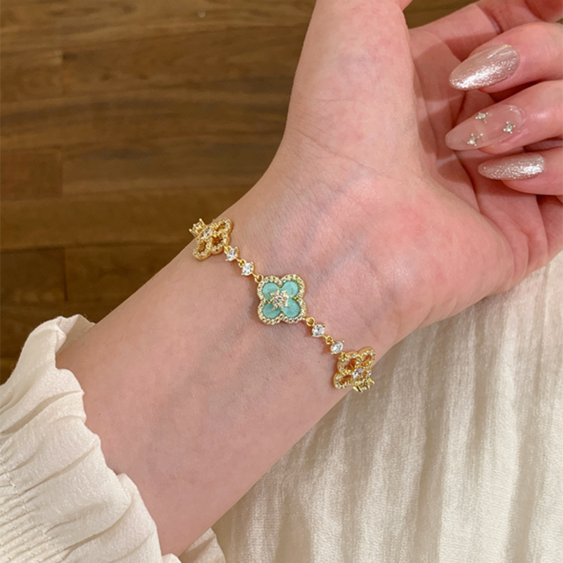 Four-leaf clover women bracelet, light luxury niche design, high-end gift for best friends, 2026 new model bracelet - view 3