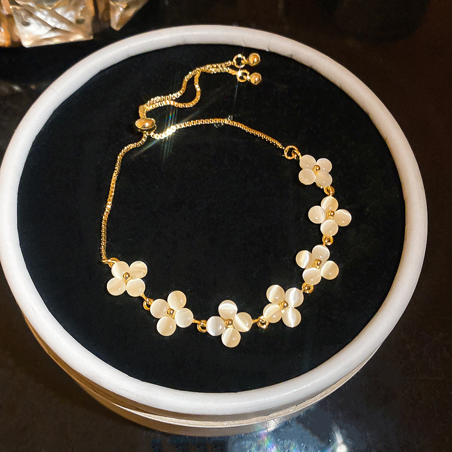 Micro-inlaid zircon oval cat's eye stone light luxury, high-end exquisite bracelet, elegant socialite style wrist accessory - view 9
