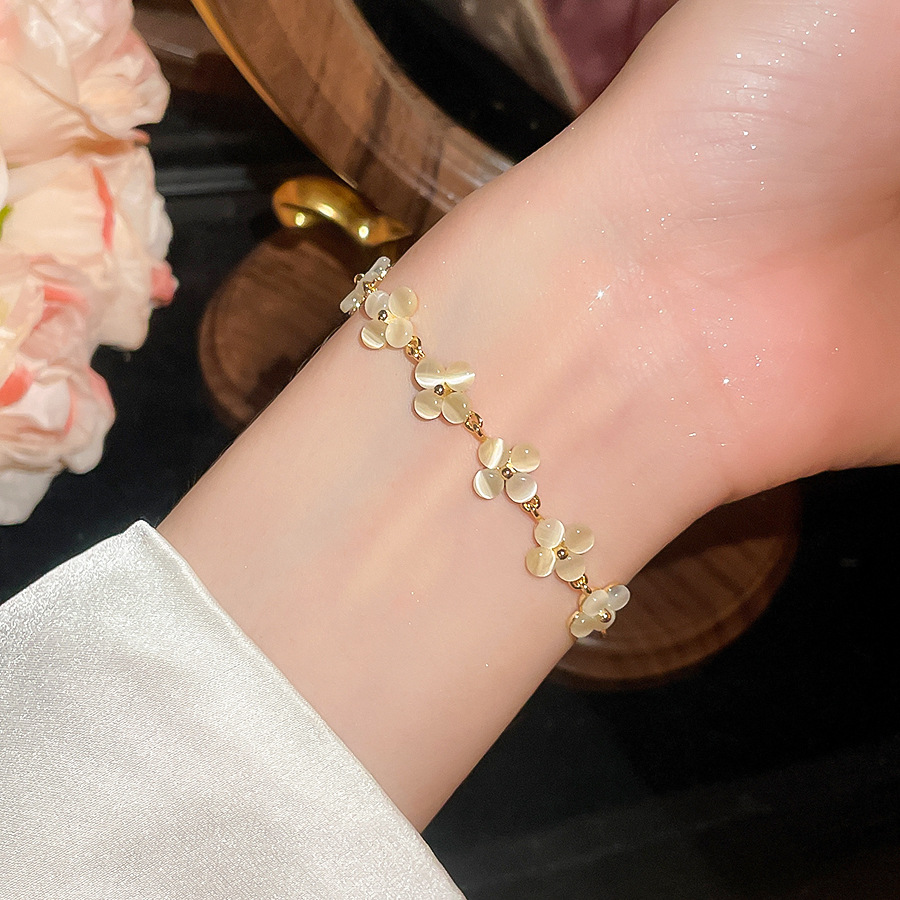 Micro-inlaid zircon oval cat's eye stone light luxury, high-end exquisite bracelet, elegant socialite style wrist accessory - view 6