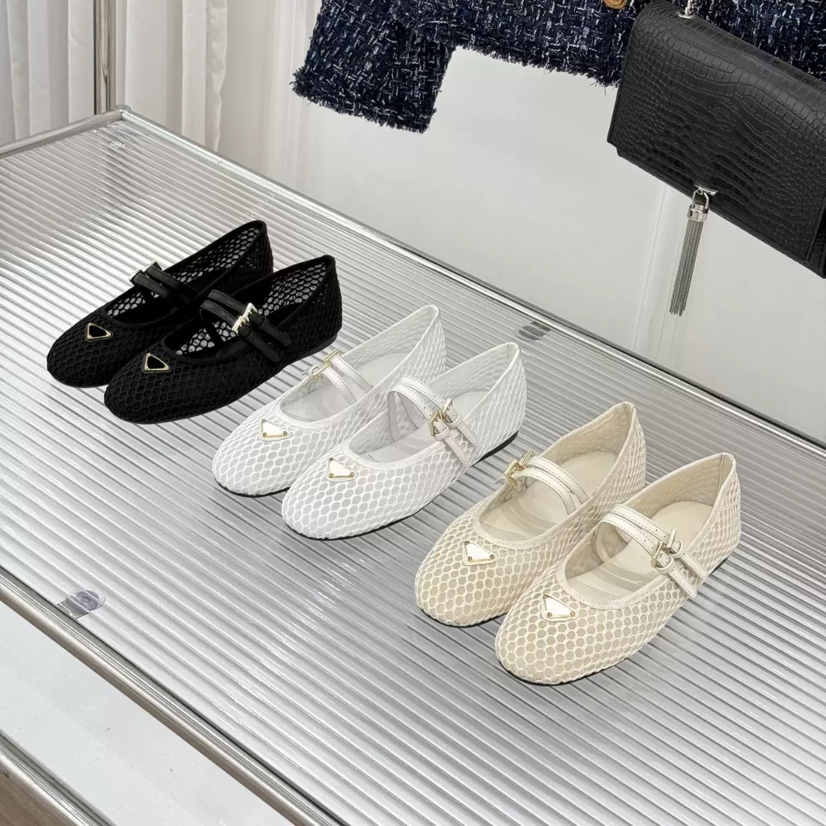 P Luxury Designer Shoes Mesh Mary Jane Flats for Women Breathable Hollow Out Ballet Flats with Metal Decor Non-slip Soft Sole Honeycomb Mesh Casual Shoes Gift Size 35-42