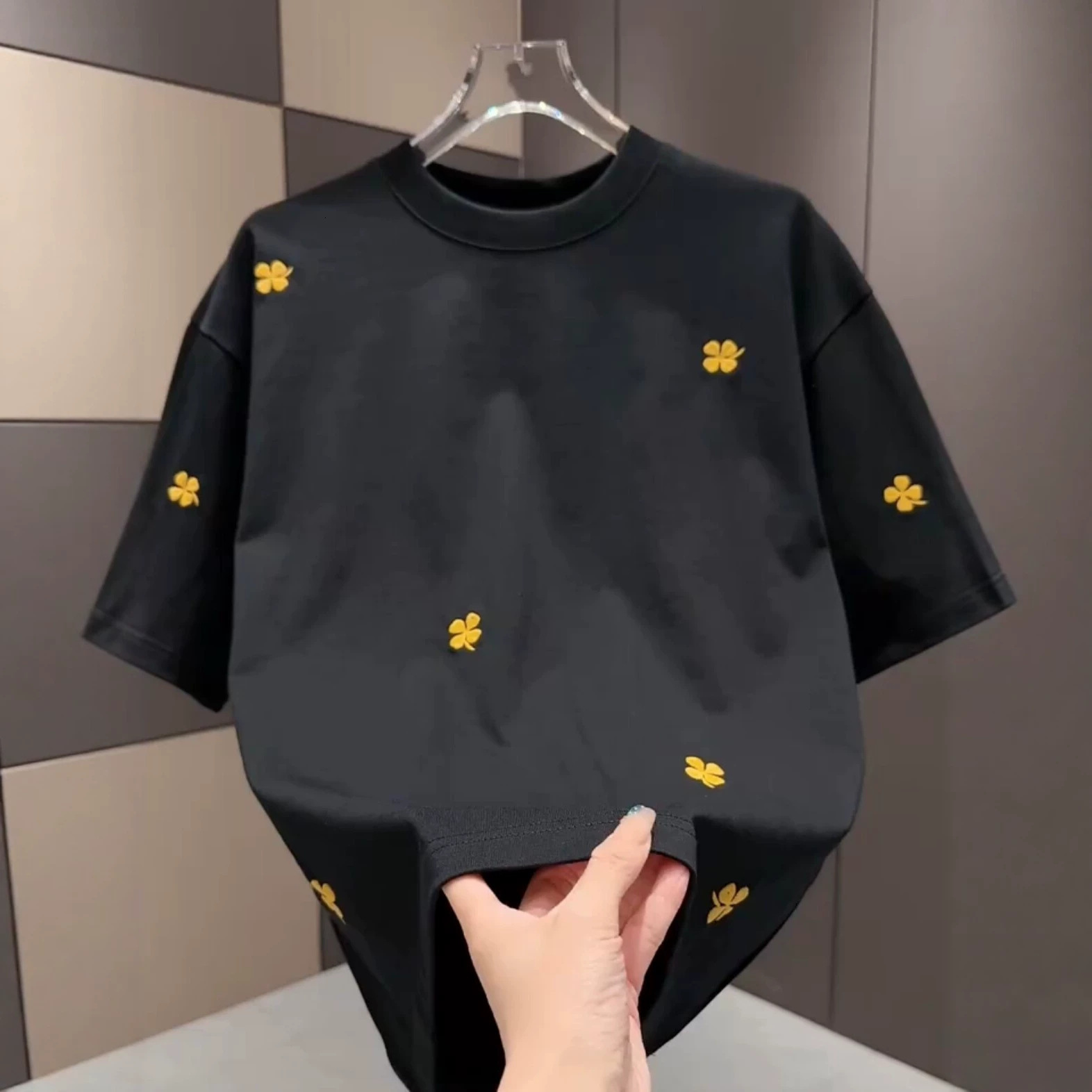 2026 Summer New Luxury Men Designer T-shirt With Four Leaf Clover Embroidery Short Sleeve Outdoor Leisure Fashion Multi Functional Fashion Breathable 