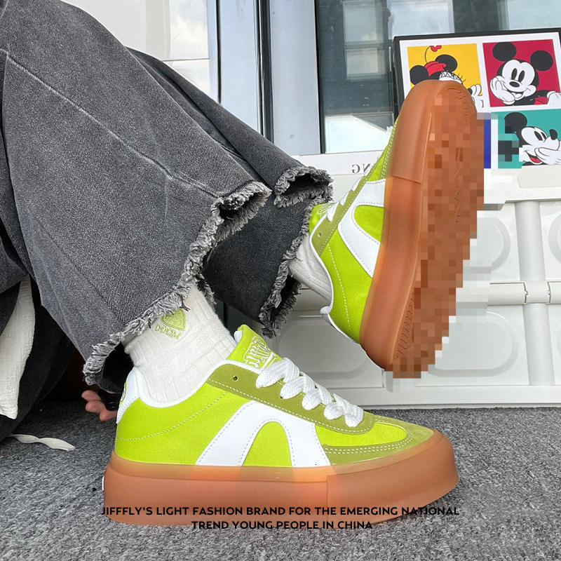 Designer Running shoes Women Retro Street Style Red White Canvas Skate Shoes daily outfit
