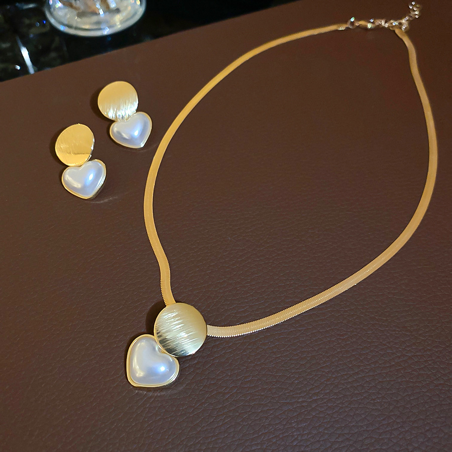 Manufacturer wholesale necklace, light luxury 2026 new model, faux pearl heart pendant, titanium steel elegant collarbone chain accessory - view 8
