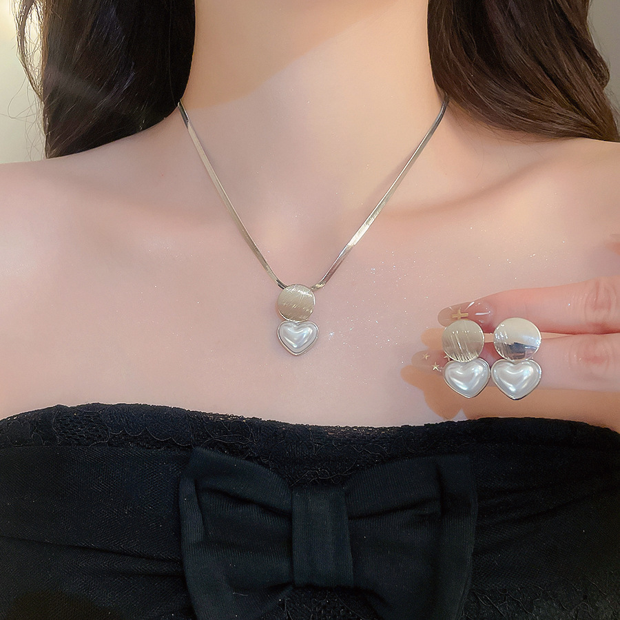 Manufacturer wholesale necklace, light luxury 2026 new model, faux pearl heart pendant, titanium steel elegant collarbone chain accessory - view 3