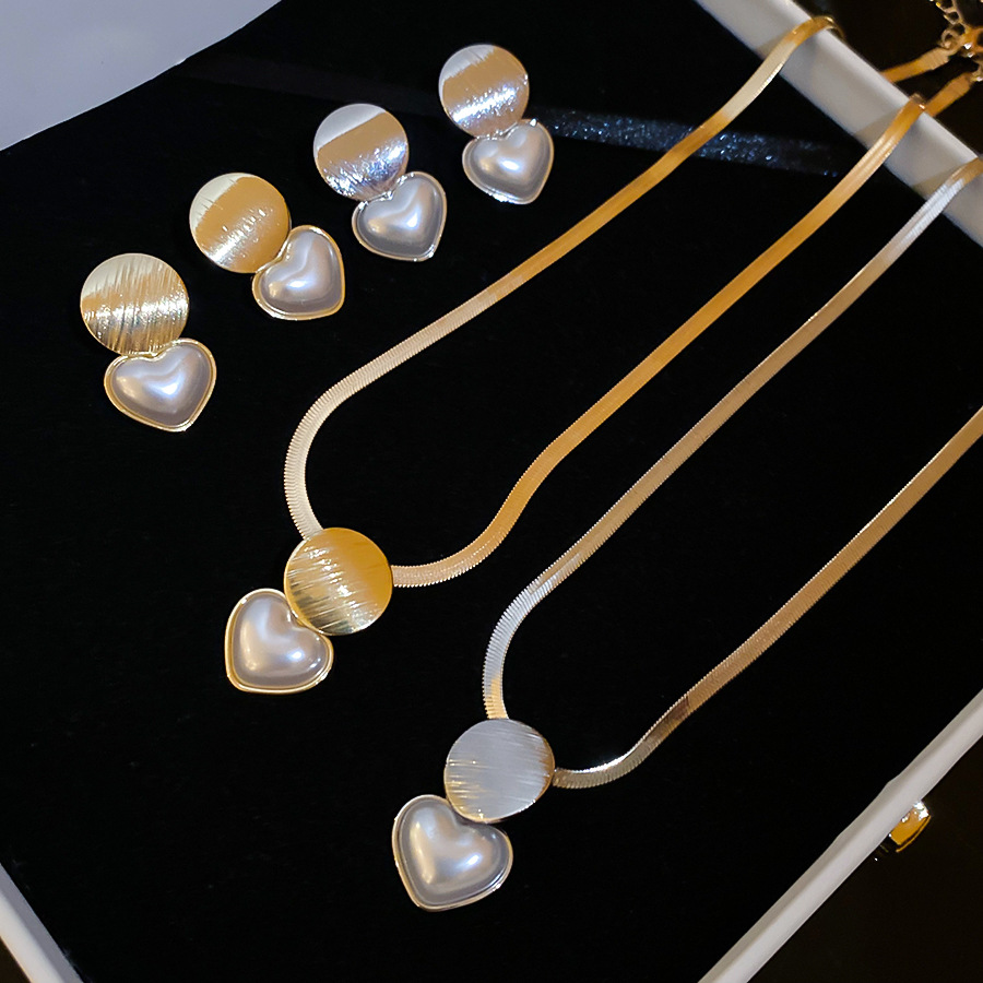 Manufacturer wholesale necklace, light luxury 2026 new model, faux pearl heart pendant, titanium steel elegant collarbone chain accessory - view 9