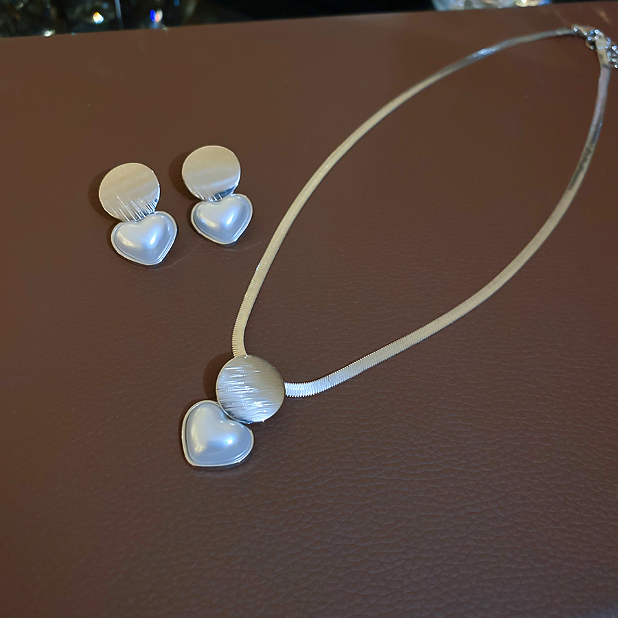 Manufacturer wholesale necklace, light luxury 2026 new model, faux pearl heart pendant, titanium steel elegant collarbone chain accessory - view 6