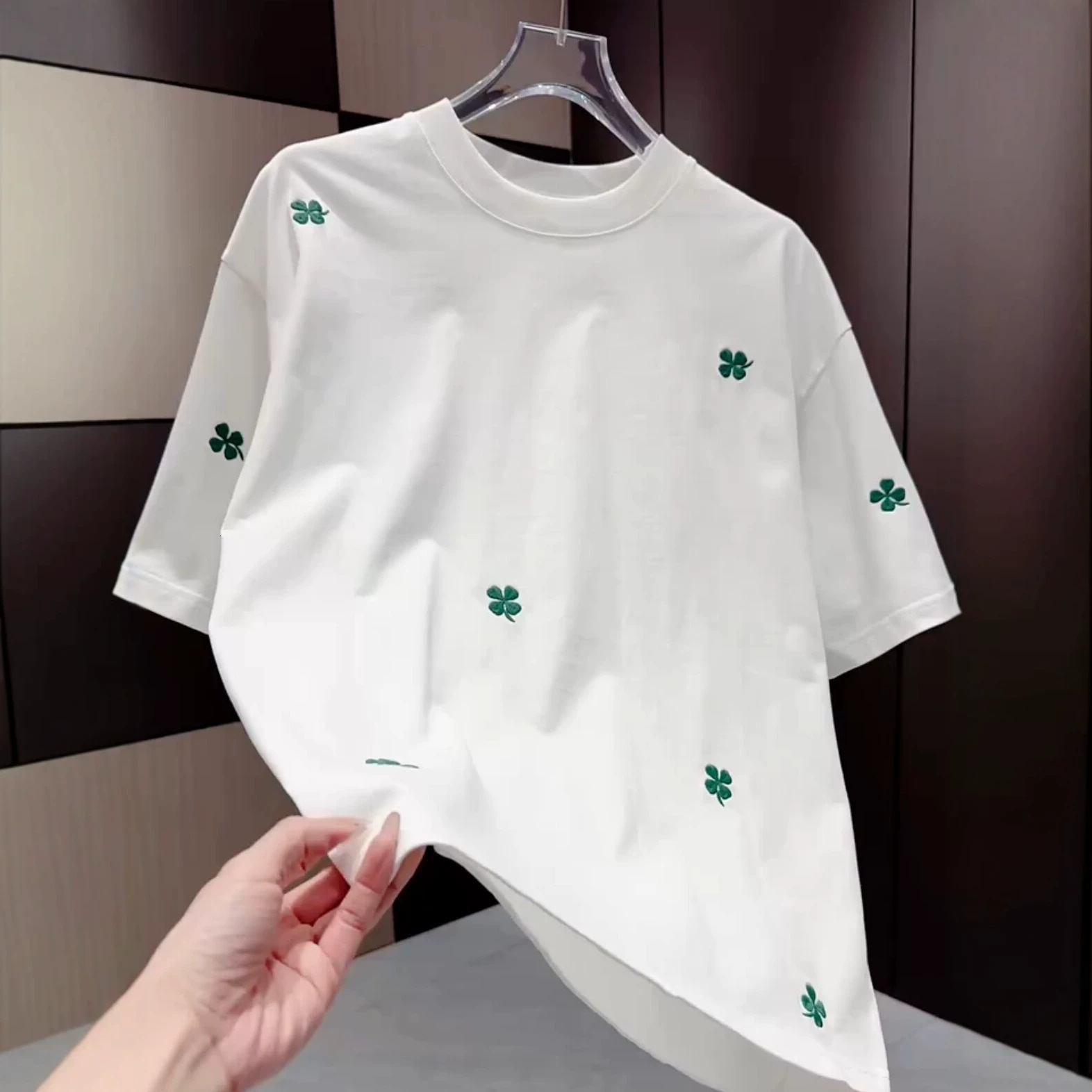 2026 Summer New Luxury Men Designer T-shirt With Four Leaf Clover Embroidery Short Sleeve Outdoor Leisure Fashion Multi Functional Fashion Breathable 