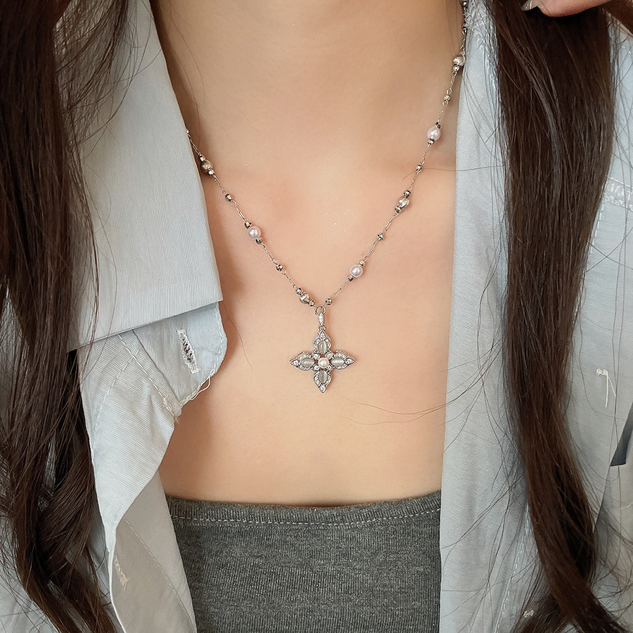 Super Shiny Zircon Flower Beaded Pearl Necklace, Simple and Fashionable Versatile Collarbone Chain, Light Luxury High-End Niche Jewelry - view 4