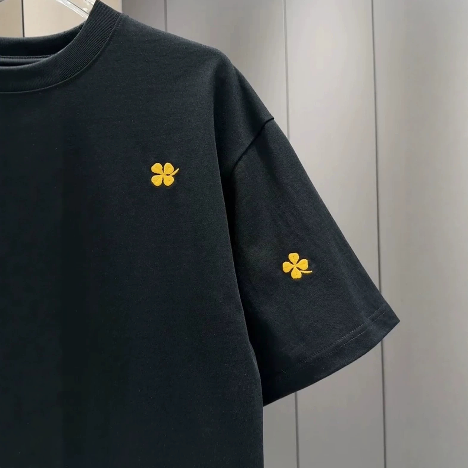 2026 Summer New Luxury Men Designer T-shirt With Four Leaf Clover Embroidery Short Sleeve Outdoor Leisure Fashion Multi Functional Fashion Breathable 