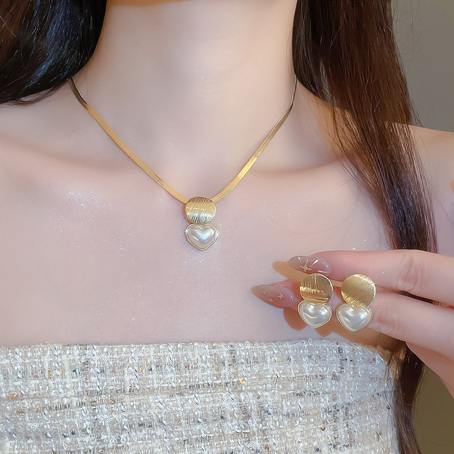 Manufacturer wholesale necklace, light luxury 2026 new model, faux pearl heart pendant, titanium steel elegant collarbone chain accessory - view 5