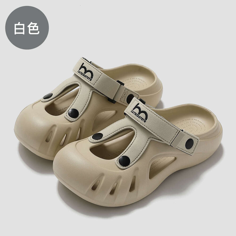 Casual Comfort: Mixed Gender Fashionable Walking Trainers Featuring Plush Cushioning and Eye-Catching Fastenings
