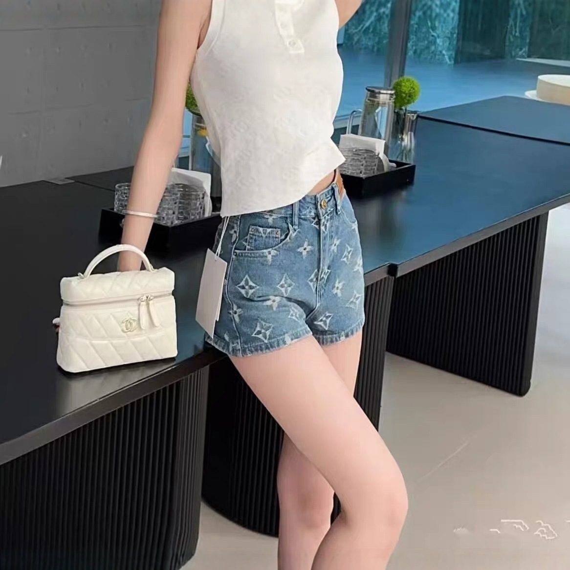 Designer Denim Shorts Luxury Women 2026 Sexy Trend Style Summer New High Waisted Embroidered Flower Thin Shorts Hot Pants High-end Quality Breathable 