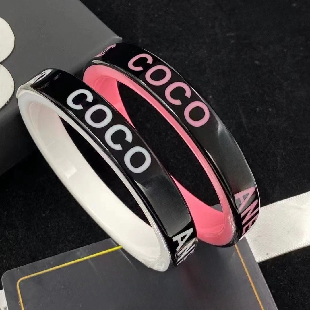 Classic Designer Bracelet Acrylic Letter Bangle Versatile Daily Resin Bracelet for Women Black White Minimalist Bracelet Fashion Jewelry Premium Quality