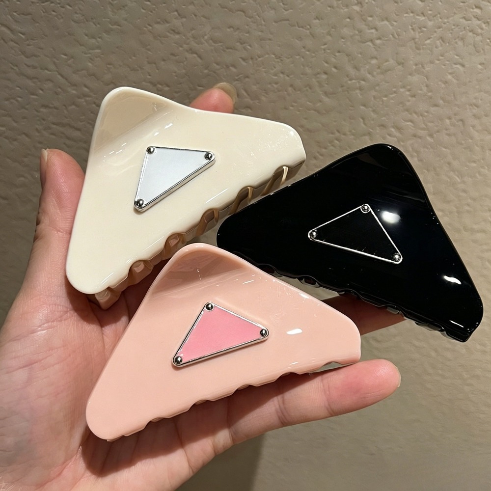Luxury Designer Letter Hair Clips Triangle Metal Label Shark Hair Clip Minimalist Versatile Hair Claw Clip for Women Fashion Hair Barrette Premium Quality