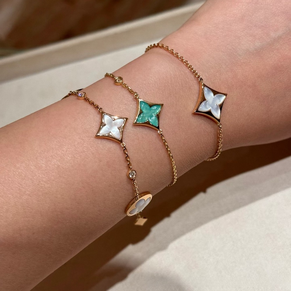 Designer Classic Bracelet 18K Gold Plated Bracelet for Women Luxury Flower Mother-of-Pearl Bracelet Premium Quality Bracelet Romantic Wedding Jewelry Gift
