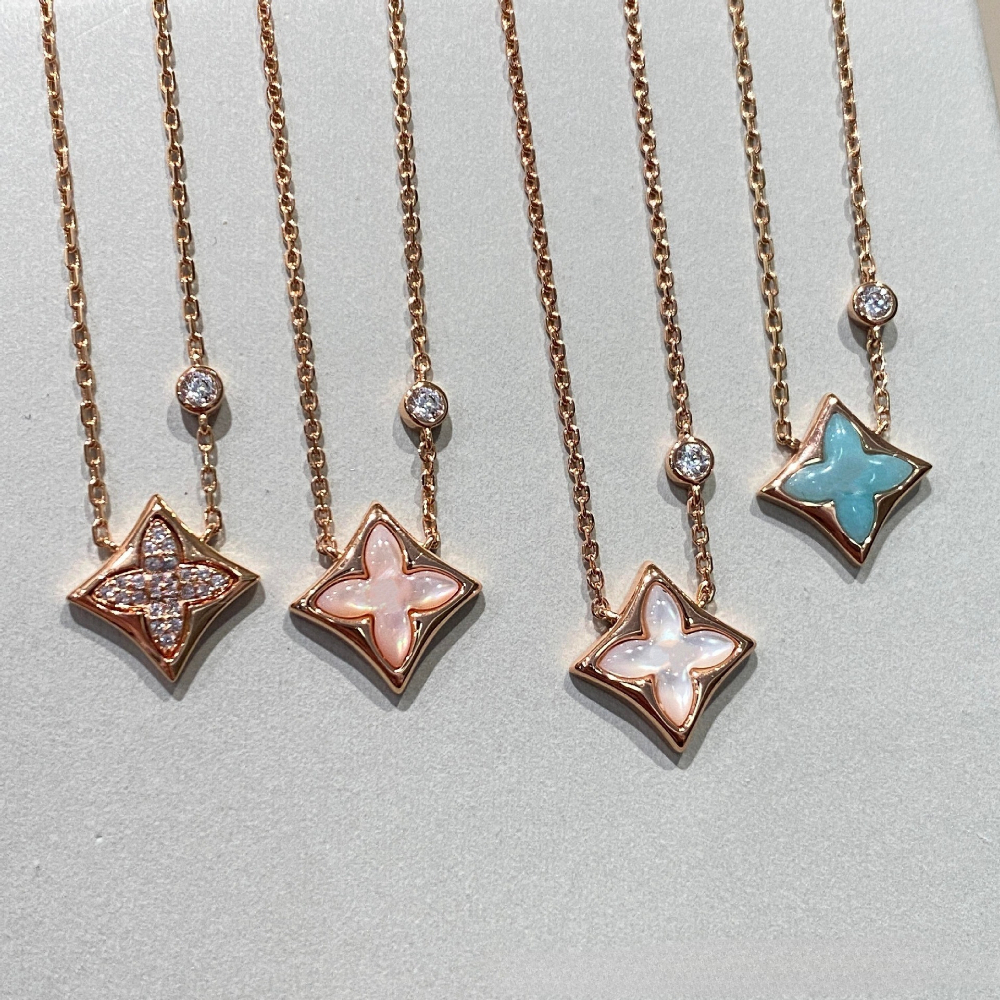 18K Gold Plated Women Necklace Classic Elegant Designer Pendant Necklace Flower Mother of Pearl Necklace Luxury Jewelry Gift for Wedding Party