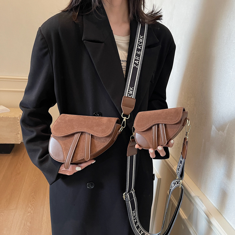 Luxury Designer Light Luxury New Trendy Desgner Classic Saddle Versatile Retro Large Capacity Casual Crossbody Bag For Women - view 3