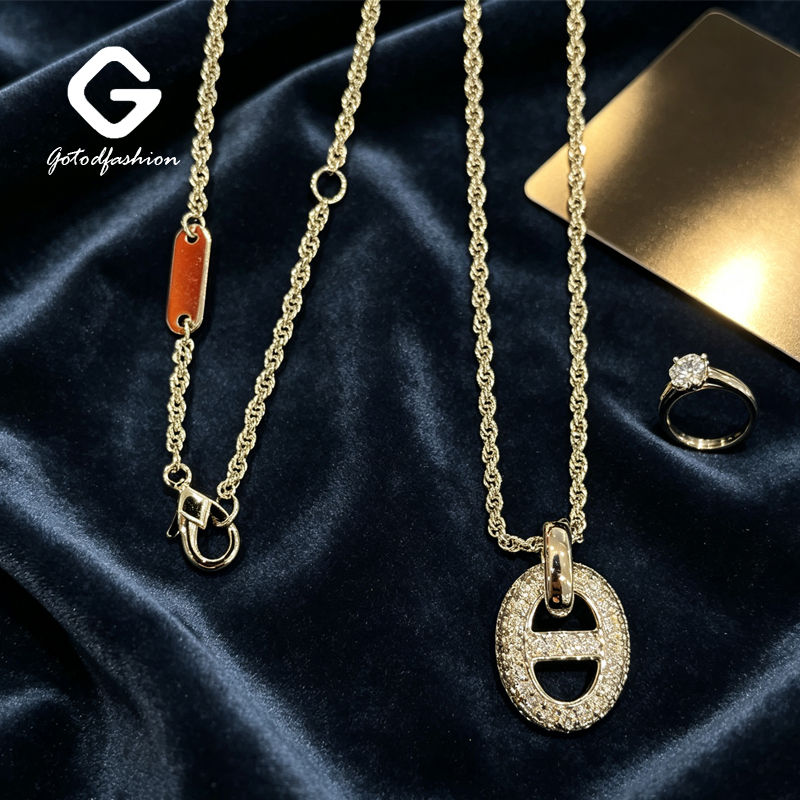 Luxury Desinger Necklace Full Diamond Oval Pig Nose Interlocking Pendant Necklace Women Rhodium Plated High-quality Temperament Fashion Jewelry for Wo - view 4