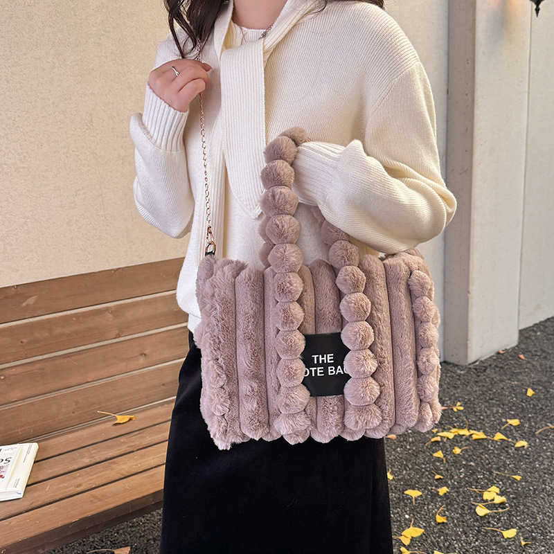Luxury Designer Light Luxury 2026 Winter Hot Letter Large Capacity Designer Handbag Plush Trendy Pink Balck Tote Bag For Women - view 3