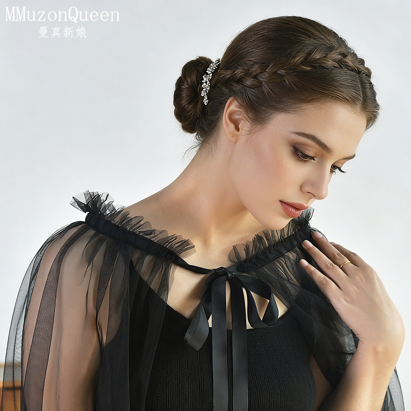 Black Glitter Star Moon Tulle Bridal Veil Single Tier Short Wedding Veil With Metal Comb Gothic Dark Bride Veil For Halloween Wedding Party Photograph