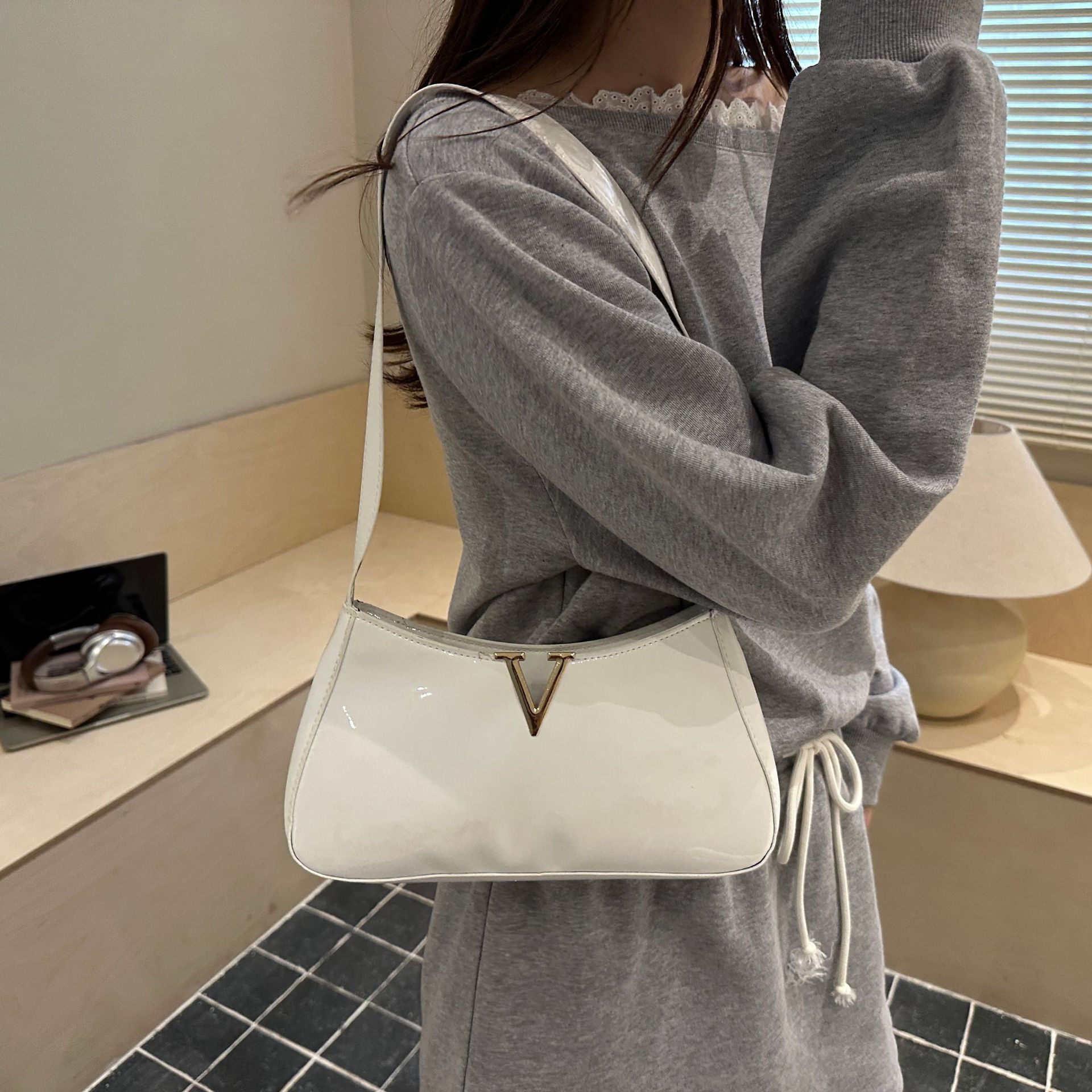 Luxury Designer Light Luxury 2026 Summer Hot Minimalist Commuting Designer Shoulder Fashion Casual Bag For Women - view 8