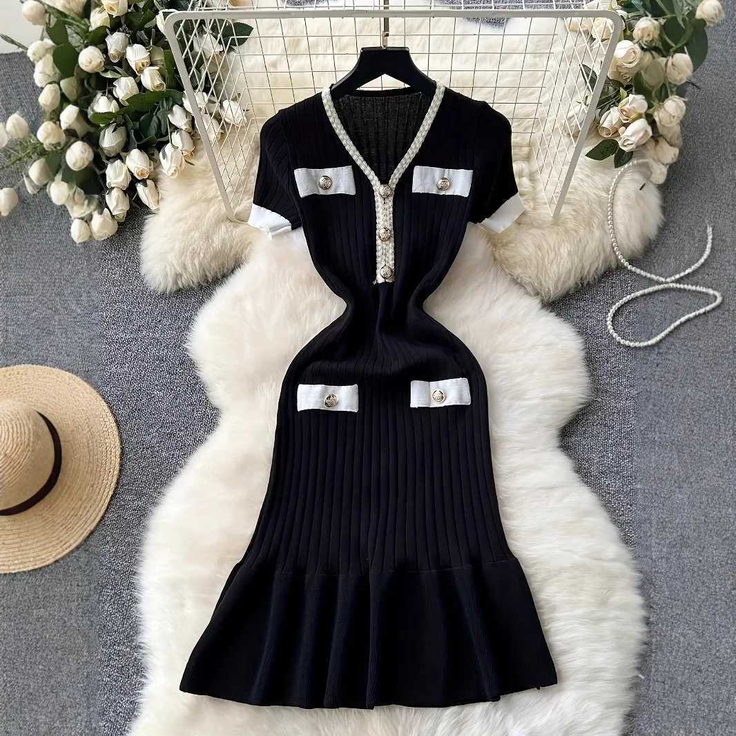 Hips YuooMuoo Chic Package Fashion Sexy Knitted Mini Dress 2026 New Brand Style V-neck Slim Waist Mermaid Party Dress Streetwear H260707
