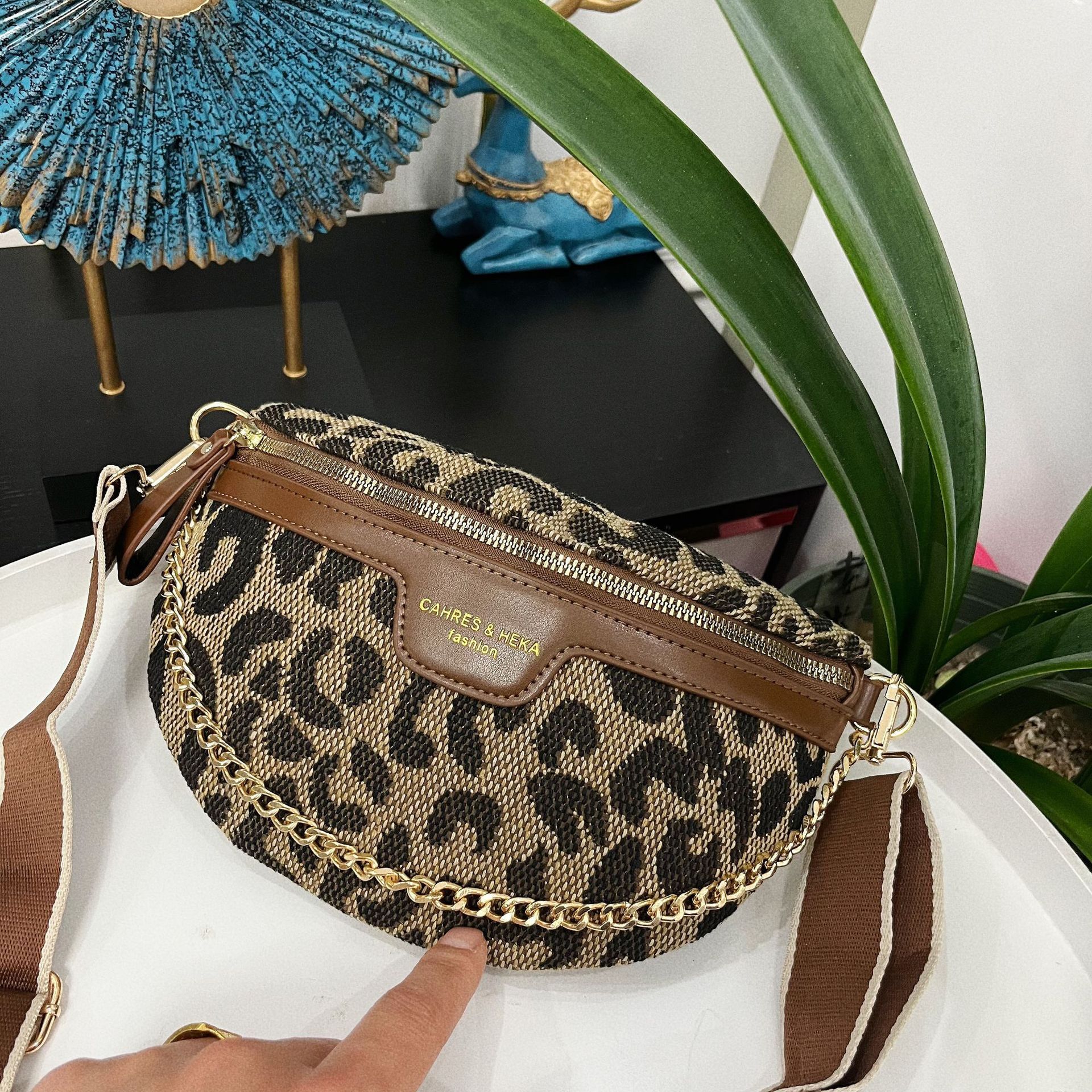 Luxury Chain Fanny Fashion Leather Lady Waist Pack Handbag Designer Woman Crossbody Chest New Female Belt Bag G250723 - view 4