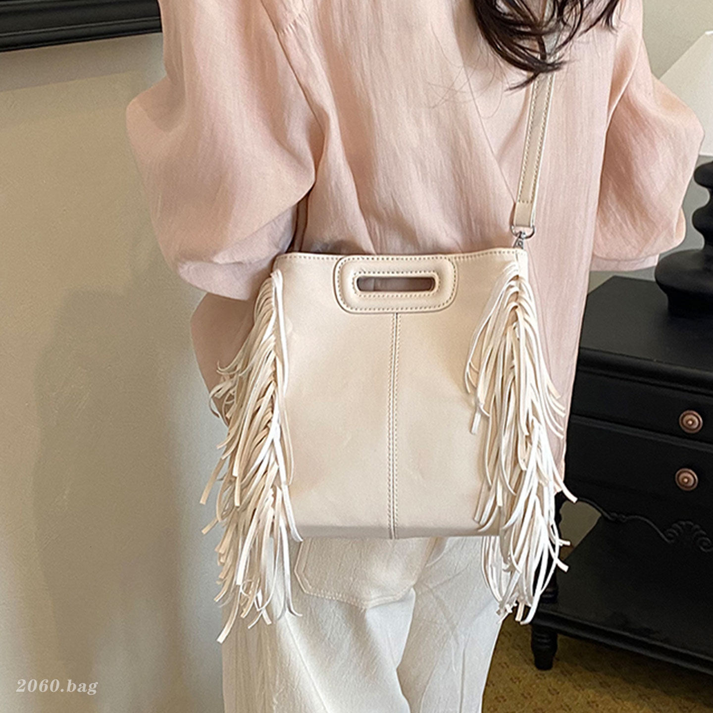 New Summer 2026 Handbag with Unique Tassel Design, Large Capacity Tote Crossbody Bag for Women - view 4