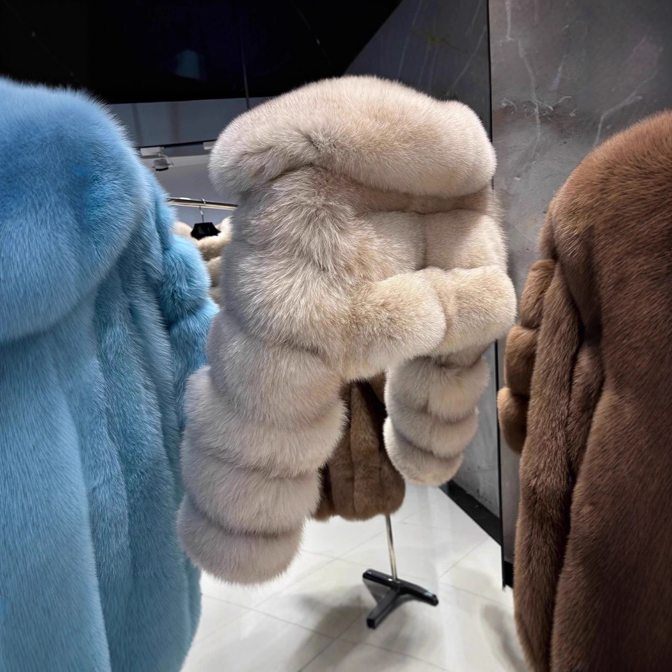 New Autumn European And American Faux Fox Jacket Warm Fur Coat With A Turn Down Collar In Stock For Winter - view 3