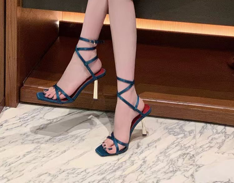 2026 Nuove Scarpe Col Tacco Alto Con Barra In Oro Nero Con Tacchi E Cinturini Sottili, Sandali Con Cinturino Dritto Con Punta Quadrata E Punta Apert-image