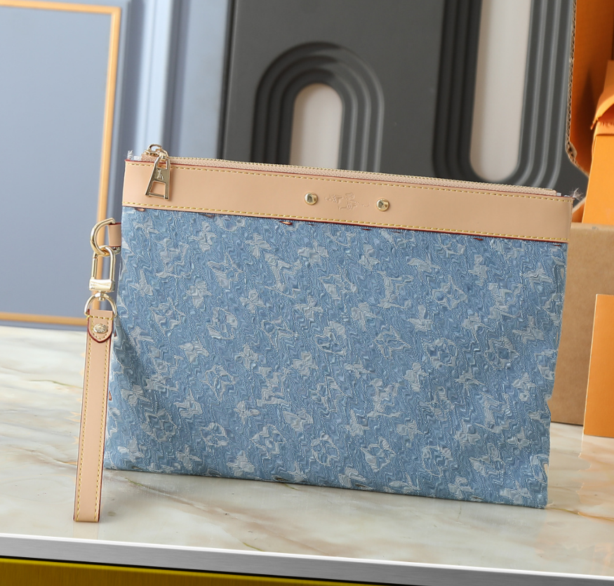 Pochette Unisex Con Zip In Denim Monogramma Blu Unisex Pochette Voyage MM Finitura In Pelle Vacchetta Naturale Bracciale Staccabile Borsa Per Docume-image