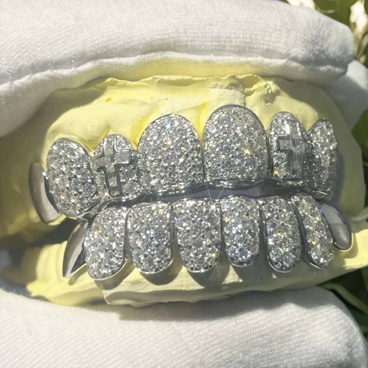 Argento Lucido Grillz Moissanite Accenti Denti Superiori Inferiori Stile Hip Hop Minimalista Certificato Unisex Finitura Premium Oro-image