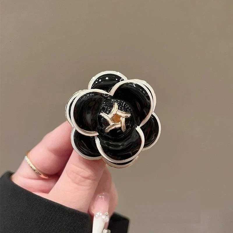 1PC Black White Fabric Camellia Flower Brooches For Woman Men Mourning Brooch Pins Dress Shirt New Fashion Accessories Z260401
