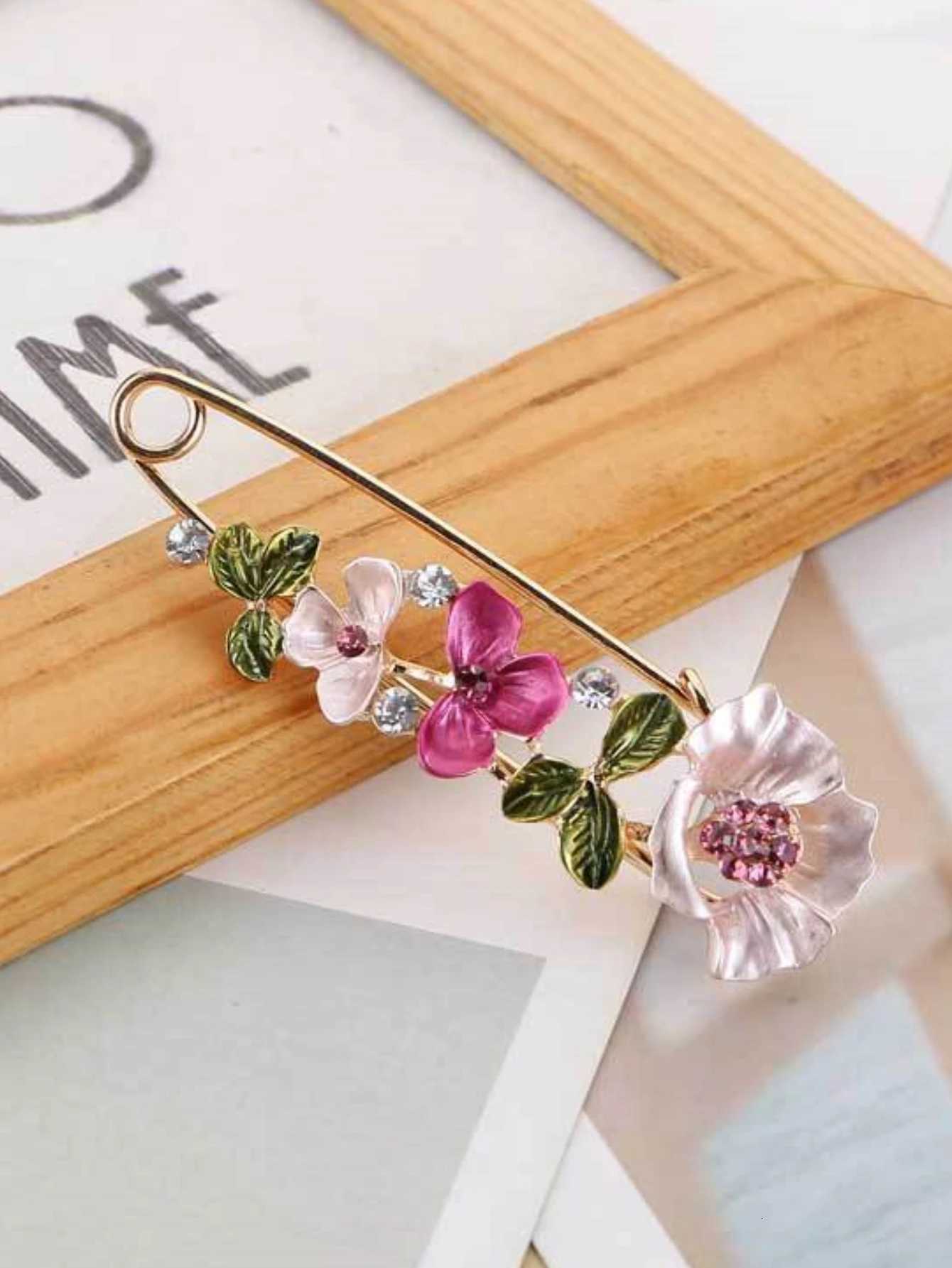 Sweet Flower Shape Brooch Pin Inlaid Shiny Rhinestones All-match Versatile Corsage Accessories Z260401