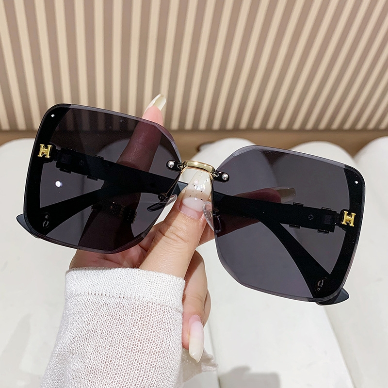 Fashion sunglasses with large frames for women, sparkling starlight design, high-end and unique multifunctional sunscreen glasses, free shipping