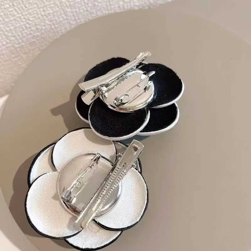 1PC Black White Fabric Camellia Flower Brooches For Woman Men Mourning Brooch Pins Dress Shirt New Fashion Accessories Z260401