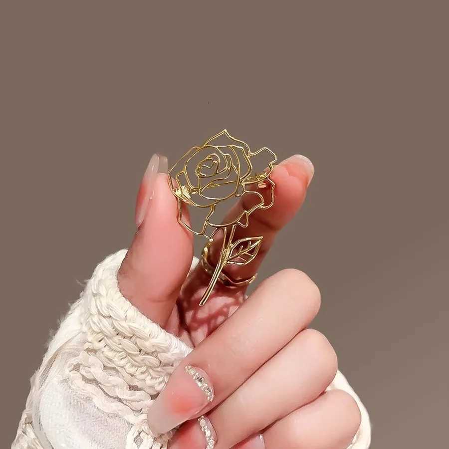 Hollow Out Rose Brooch for Women Metal Badge High End Fashion Exquisite Corsage Lapel Pins Clothing Accessories Z260401